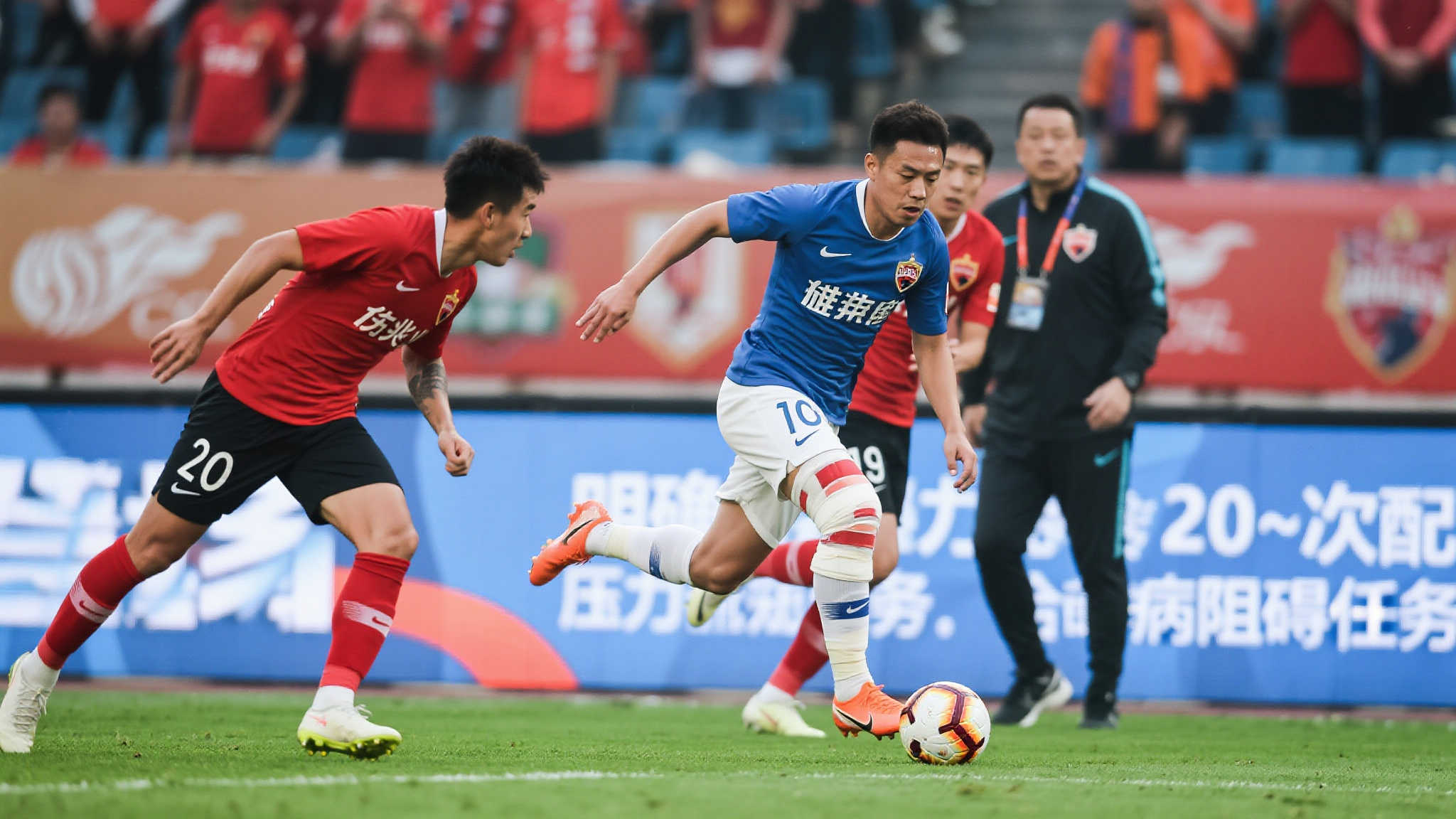 相比之下，与利用轮换抢回主导权不同，“伤病阻碍角色